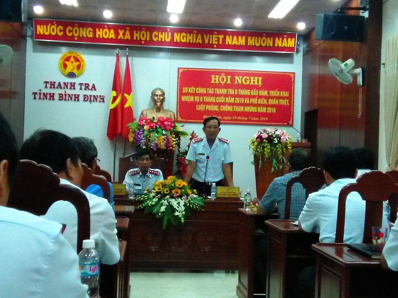 Đồng chí Nguyễn Văn Thơm, Tỉnh ủy viên, Chánh Thanh tra tỉnh (đứng) phát biểu tại Hội nghị