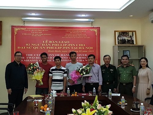 Bàn giao 02 ngư dân Philippines bị nạn trôi dạt trên vùng biển Việt Nam cho Đại sứ quán Philippines tại Hà Nội.
