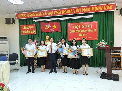 Đ/c Võ Đình Kha, Bí thư Chi bộ, Phó Giám đốc phụ trách Sở Ngoại vụ tặng Bằng khen của Chủ tịch UBND tỉnh và Giấy khen của Giám đốc Sở cho những tập thể và cá nhân đạt thành tích xuất sắc năm 2018