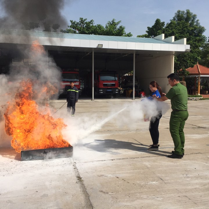 Cán bộ Sở Ngoại vụ đang tập huấn PCCC