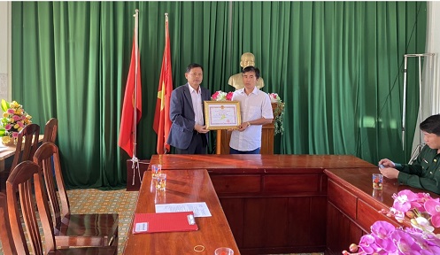 Trao tặng bằng khen của Chủ tịch UBND tỉnh cho ngư dân