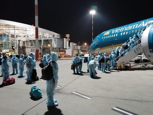 Công dân Việt Nam từ Rumania về nước trên chuyến bay của Vietnam Airlines