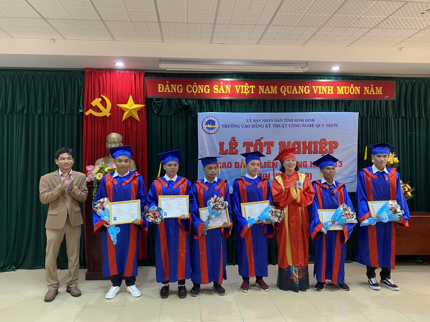 Sinh viên Lào nhận Bằng tốt nghiệp