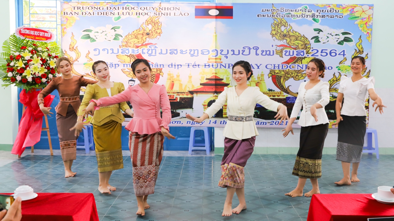 Tiết mục văn nghệ do sinh viên Lào biểu diễn