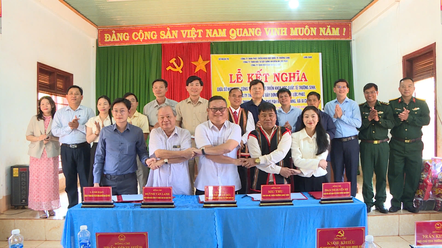 Sở Ngoại vụ và một số doanh nghiệp kết nghĩa với làng Tang, xã Ia Chia